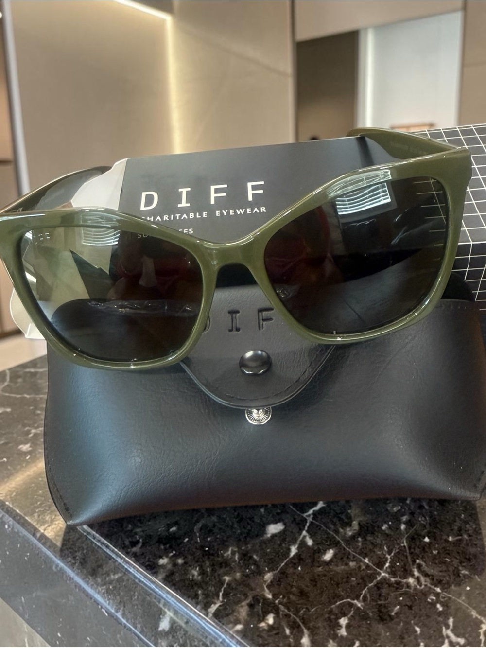Diff Olive Green Women's Polarized Sunglasses
Brand new q